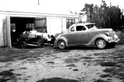 The Bimotore as it was bought by Murray Ditford, it’s hooked up behind Ditford’s 36 Ford V8 coupe — complete with a part-set of Starfire hubcaps!