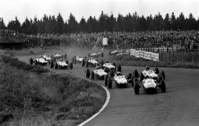 Start of a F1 race in the 1.5 litre formula era and there’s a distinct lack of safety barriers
