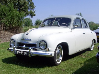 Dick’s first Skoda experience was the 1200 the father of a Dunedin school mate bought in 1954. A very clean and not unattractive looking car with slimline door handles