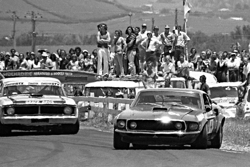 Allan Moffat, Ford Mustang leading Pete Geoghegan, Ford Falcon. BayPark 1972. IMAGE/terry marshall