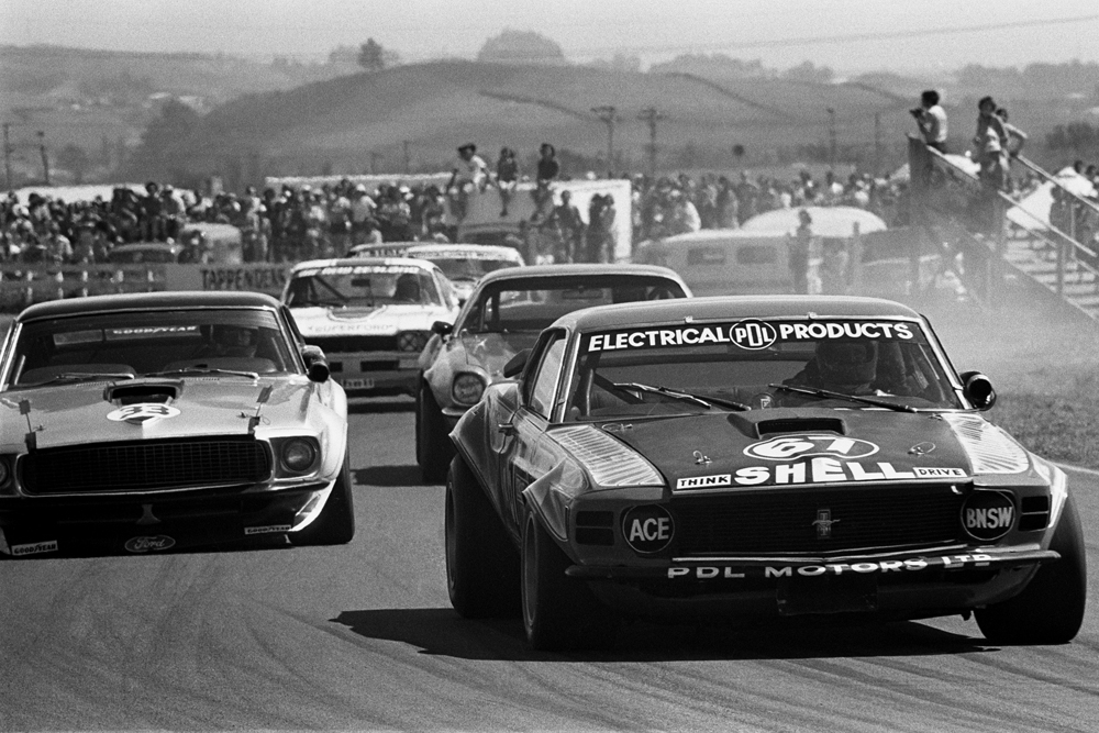 BayPark, 1974. Clash of the Titans. Graham Baker, PDL1Mustang leads from Allan Moffat, Mustang,Red Dawson Camaro, Paul Fahey, Cologne Capri and Rod Coppins. Pontiac Firebird. IMAGE/terry marshall