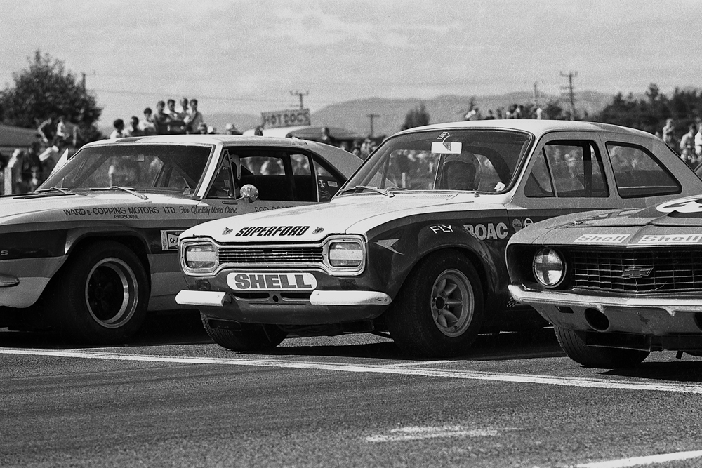 The giant killer. Levin 1971, Paul Faheys FVA Escort splits the grid with the Camaros of Rod Coppins and Dennis Marwood. IMAGE/terry marshall