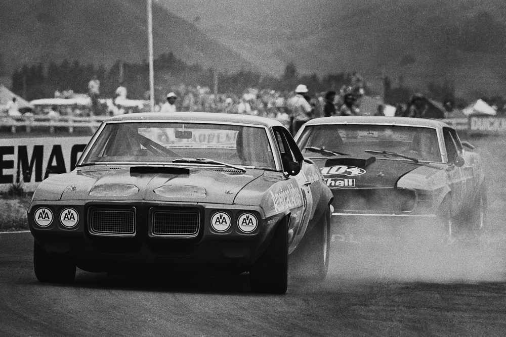 BayPark 1971. American Ron Grable, Pontiac Firebird being chased down by Paul Fahey in the PDL Mustang. IMAGE/terry marshall