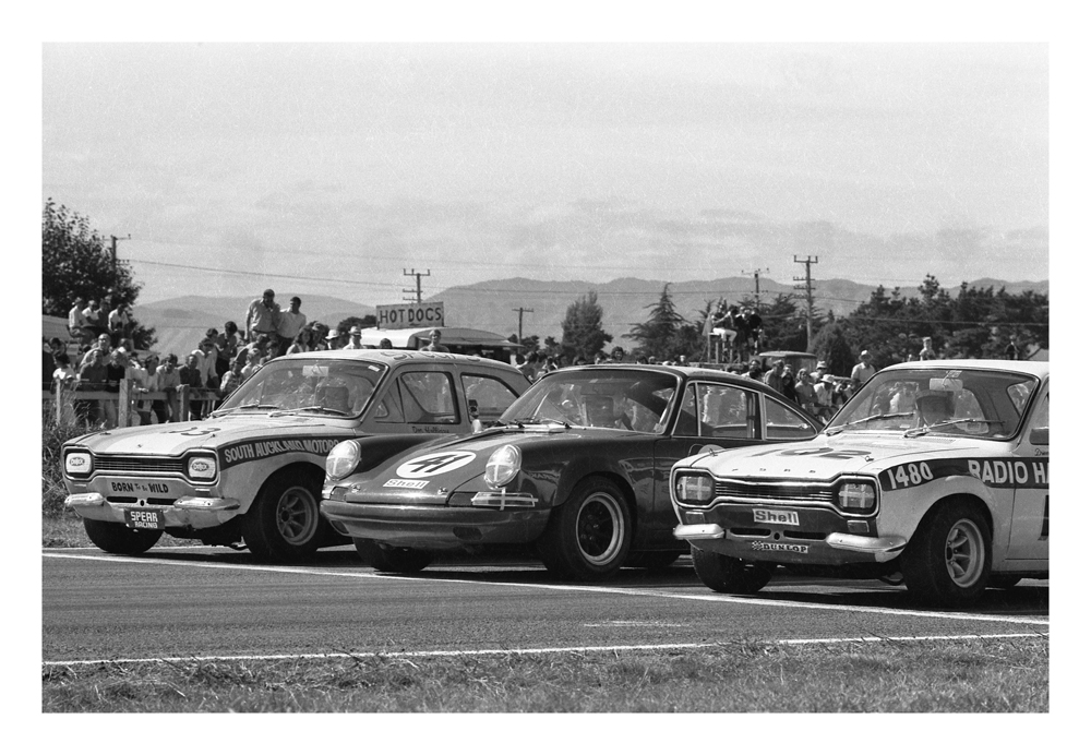 Levin 1971. Front row of the grid. Don Halliday and Jim Richards sandwich the Porsche 911 of Jim Palmer. IMAGE/terry marshall