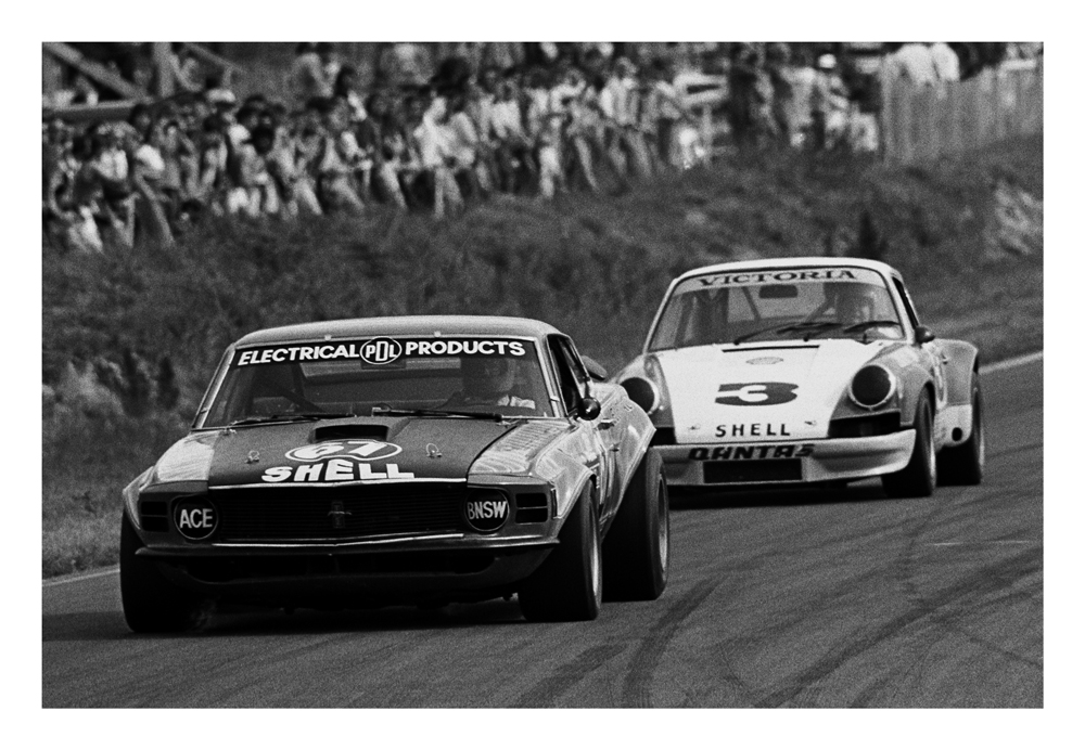 BayPark 1974. Graham Baker driving the PDL Mustang 1 leading Australian driver Jim McKeown in his Porsche 911. IMAGE/terry marshall